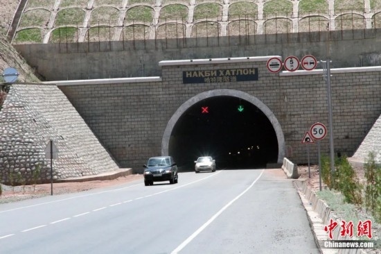 連接塔吉克斯坦南北的重要隧道之一哈特隆隧道由中國路橋承建，是塔國南北公路交通的重要干線道路，對促進(jìn)塔吉克斯坦南北交流和國民經(jīng)濟(jì)發(fā)展具有重要意義。田冰攝
