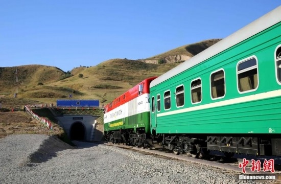 2016年8月24日，塔吉克斯坦“瓦赫達(dá)特-亞灣”鐵路通車。這是絲綢之路經(jīng)濟(jì)帶框架下首個開工并建成的鐵路項目，具標(biāo)志性意義。圖為火車進(jìn)入由中鐵十九局集團(tuán)有限公司承建的隧道。文龍杰 攝