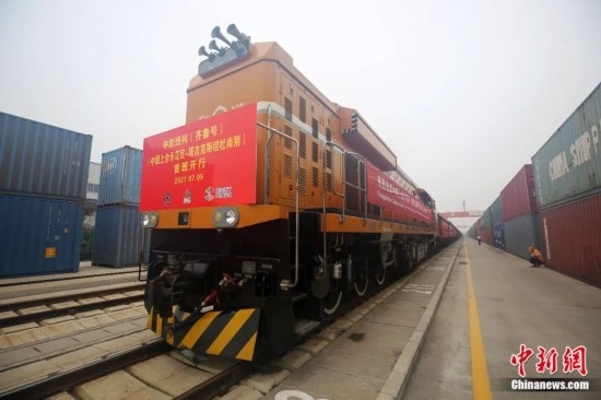 2021年7月5日，中國—上海合作組織地方經(jīng)貿(mào)合作示范區(qū)（簡稱“上合示范區(qū)”）前往塔吉克斯坦首都杜尚別的首班中歐班列（齊魯號）“上合快線”發(fā)出，從上合示范區(qū)青島多式聯(lián)運(yùn)中心啟程，為中國及日本、韓國等周邊國家和地區(qū)與塔吉克斯坦經(jīng)貿(mào)往來提供了全新的物流解決方案。胡耀杰 攝