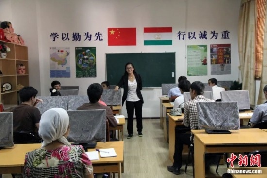2014年，塔吉克斯坦國立民族大學(xué)的孔子學(xué)院內(nèi)，教師正在為塔吉克斯坦學(xué)生授課。田冰 攝