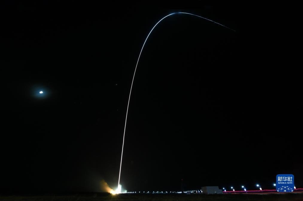 9月7日02時(shí)14分，我國(guó)在酒泉衛(wèi)星發(fā)射中心使用長(zhǎng)征四號(hào)丙運(yùn)載火箭，成功將遙感三十三號(hào)03星發(fā)射升空，衛(wèi)星順利進(jìn)入預(yù)定軌道，發(fā)射任務(wù)獲得圓滿成功。新華社發(fā)（汪江波 攝）