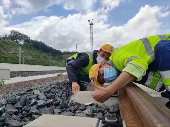 佟郎（左）正在檢修鐵路。受訪者供圖