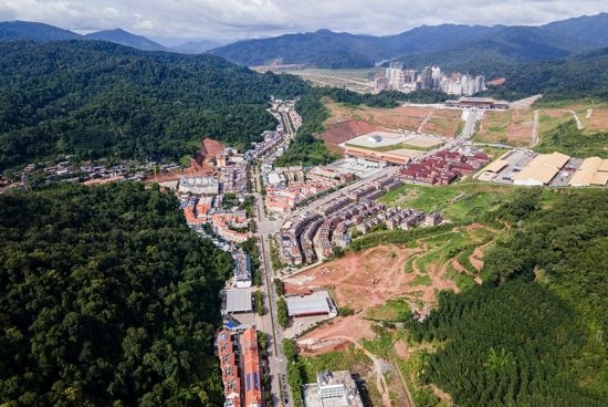 磨憨口岸俯瞰，右前方高層白色建筑群為老撾境內(nèi)。人民網(wǎng)記者 符皓攝