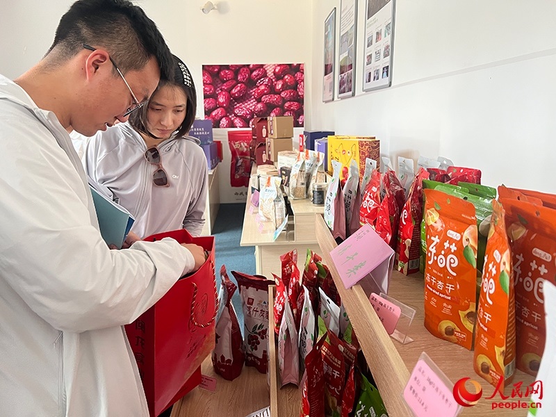 消費(fèi)者在選購(gòu)產(chǎn)品。人民網(wǎng)記者 常雪梅攝