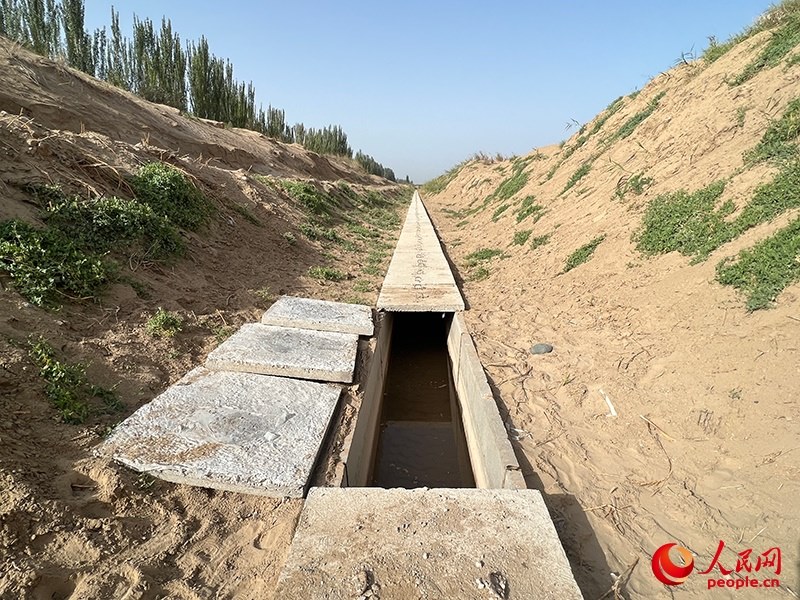 打開蓋板，可見水在寬一米、深一米的渠道內(nèi)暢通流過。人民網(wǎng)記者 常雪梅攝