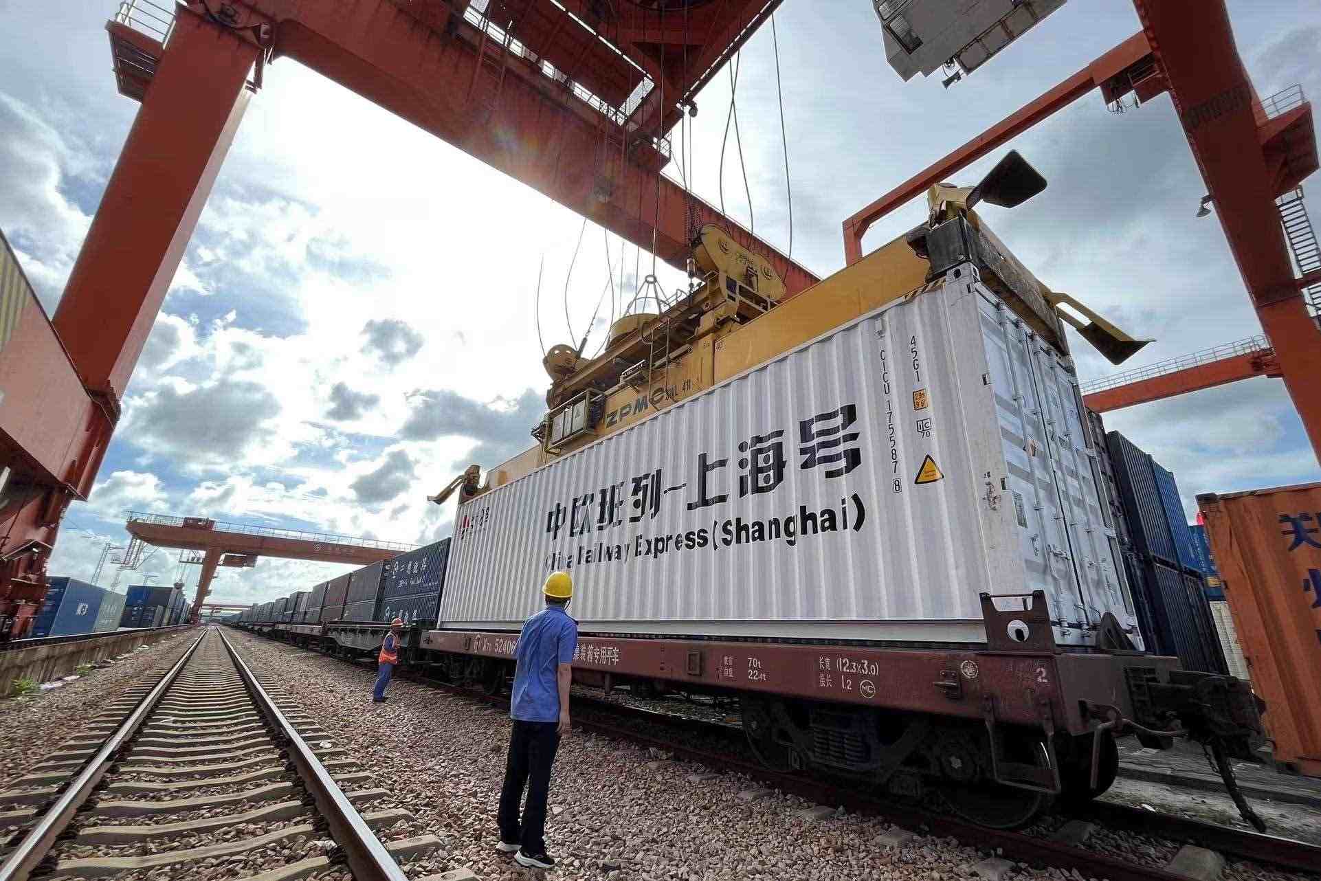 鐵路上海貨運(yùn)中心閔行站貨場內(nèi)，吊機(jī)在貨運(yùn)員的監(jiān)裝下進(jìn)行裝車落箱作業(yè)。人民網(wǎng) 皇甫萬里攝