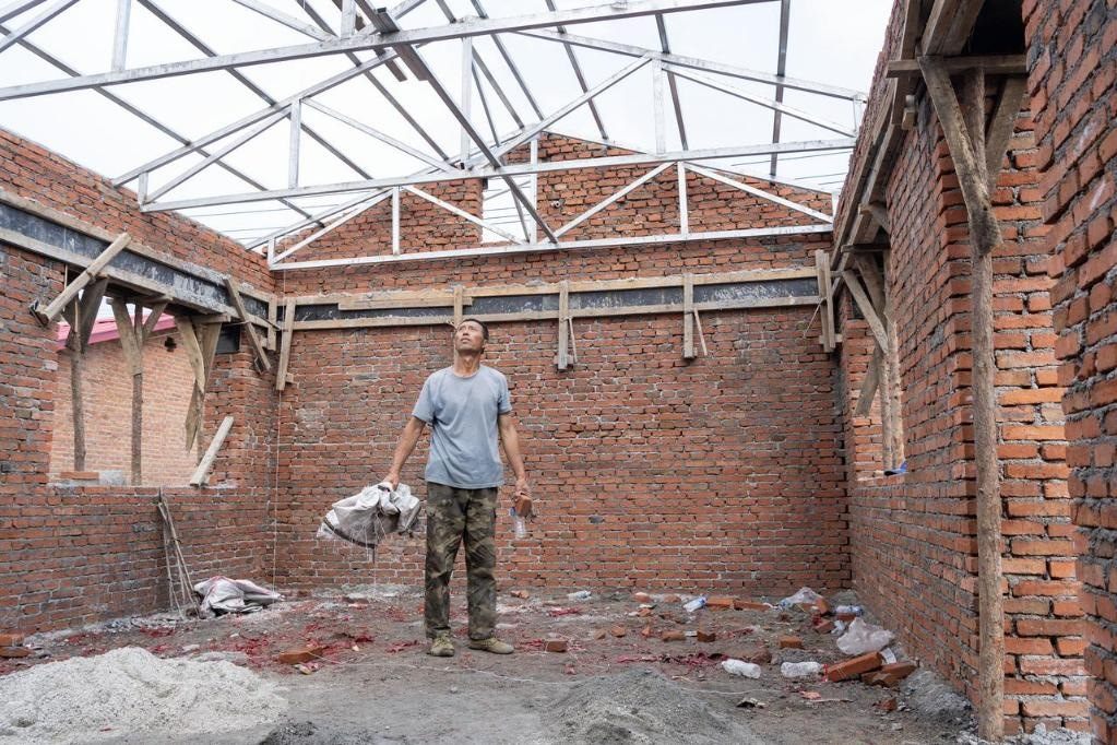 近日，在黑龍江省尚志市老街基鄉(xiāng)基豐村，村民劉環(huán)茂查看新建的房屋。新華社記者 謝劍飛 攝