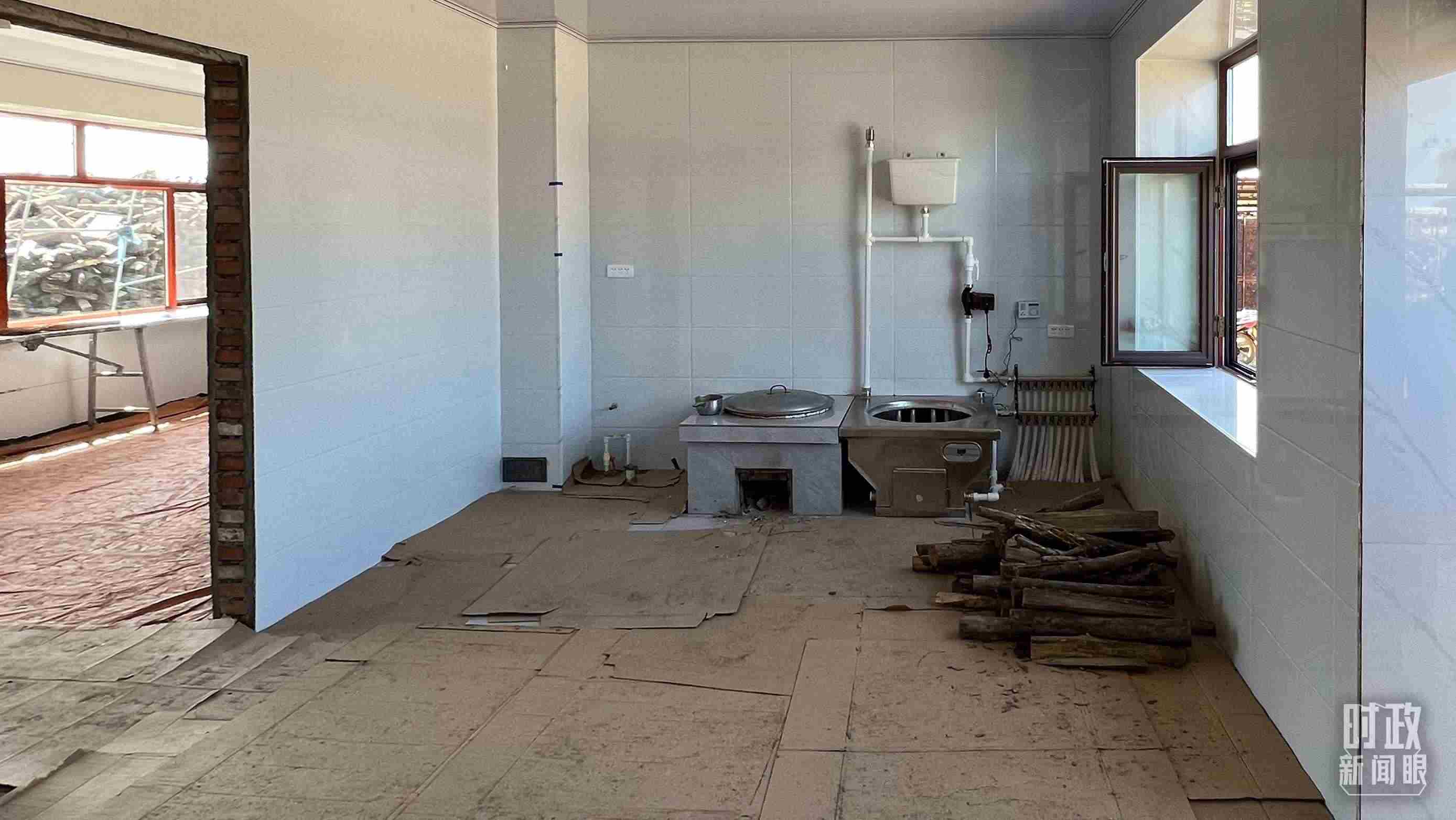 △龍王廟村內(nèi)，受災(zāi)房屋內(nèi)部正在進行翻修。（總臺央視記者邢彬拍攝）