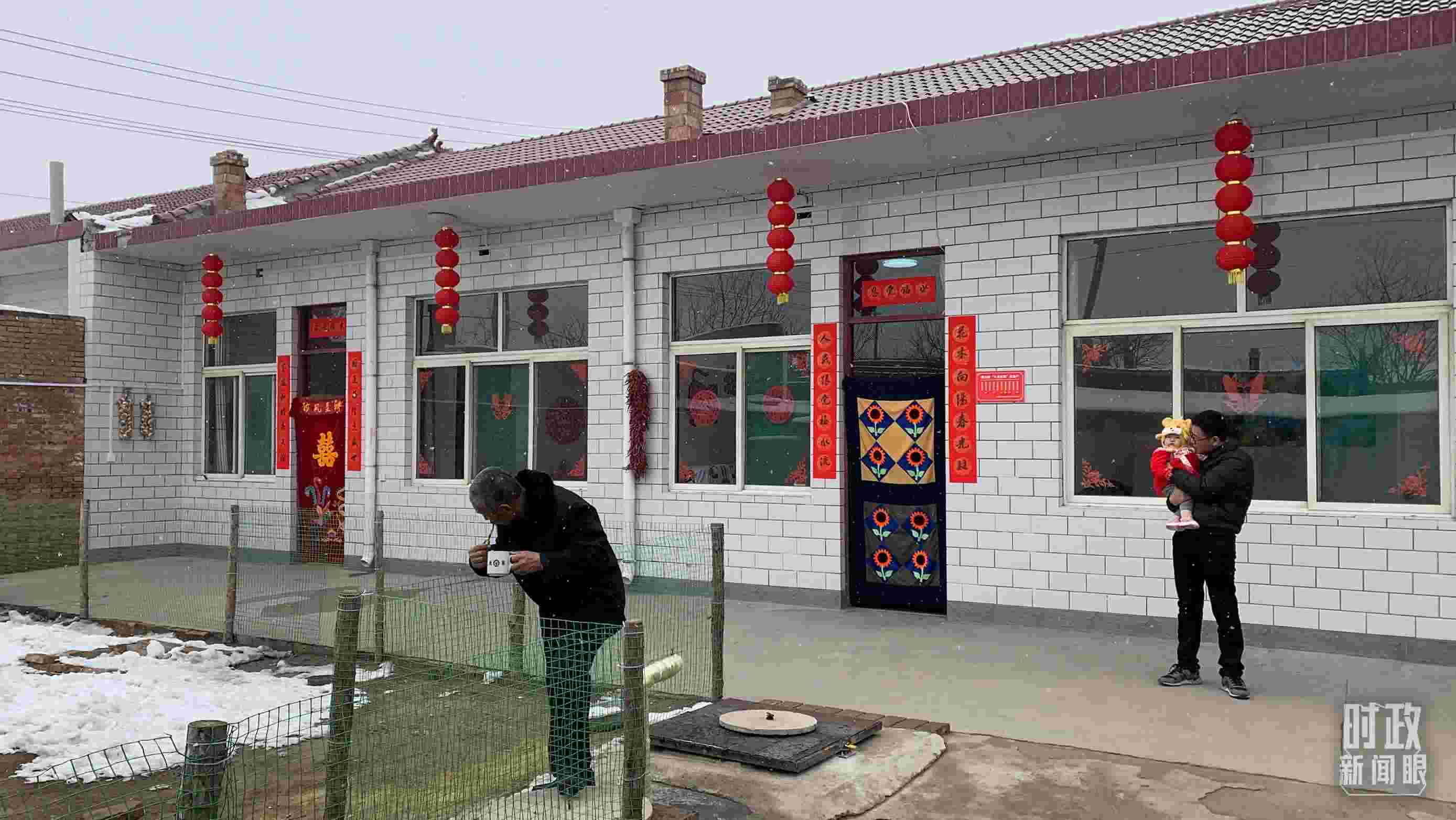 △ 當(dāng)年春節(jié)來臨之前，馮南垣村受災(zāi)村民全部搬進了新家。（總臺央視記者段德文拍攝）