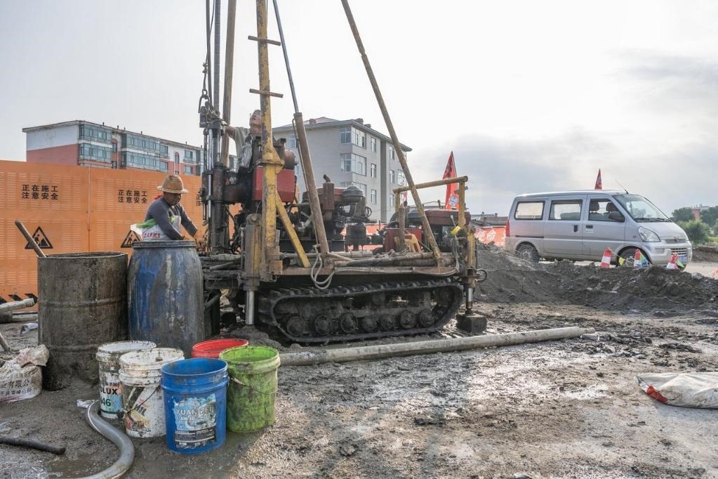 近日，在黑龍江省尚志市老街基鄉(xiāng)，施工人員正在作業(yè)。新華社記者 謝劍飛 攝