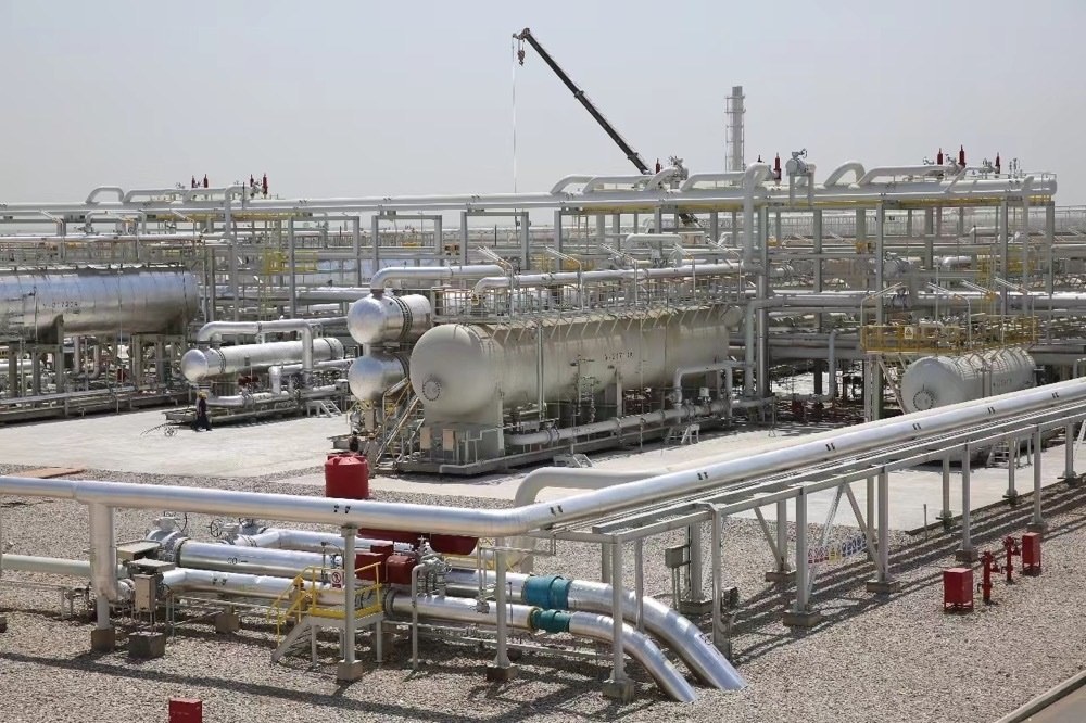 圖為位于伊拉克米桑省阿瑪拉市，由中國(guó)石油、道達(dá)爾、馬來(lái)西亞石油合資建設(shè)的哈法亞油田油氣處理站。中國(guó)石油哈法亞公司/供圖