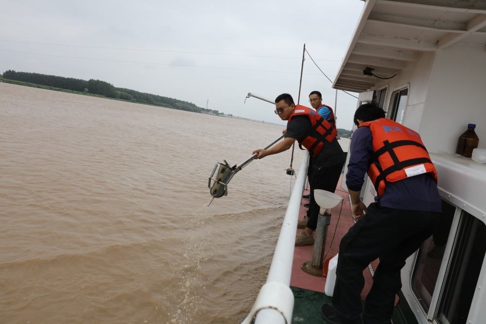 2023年6月29日，調(diào)水調(diào)沙期間，黃河下游利津水文站工作人員在進行取沙作業(yè)。新華社記者 劉詩平 攝