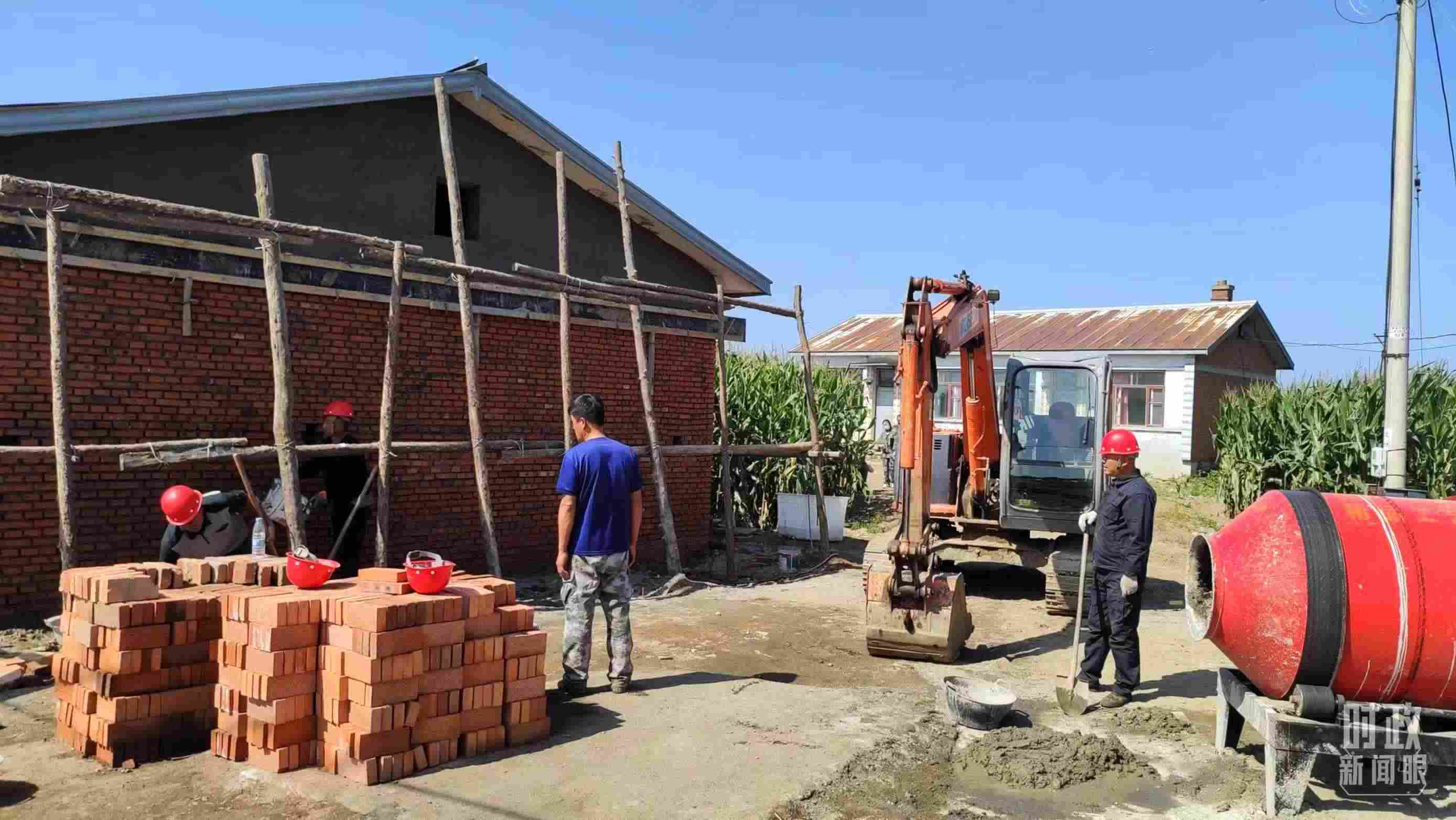 △村民正在修繕被損的房屋。（總臺央視記者薛冠南拍攝）