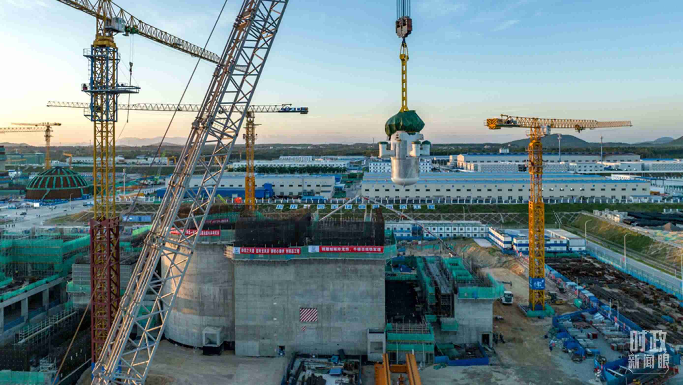 △8月10日，由中國第一重型機(jī)械股份公司承制的玲龍一號反應(yīng)堆核心模塊“玲龍之心”成功吊裝。（圖/國務(wù)院國資委網(wǎng)站）