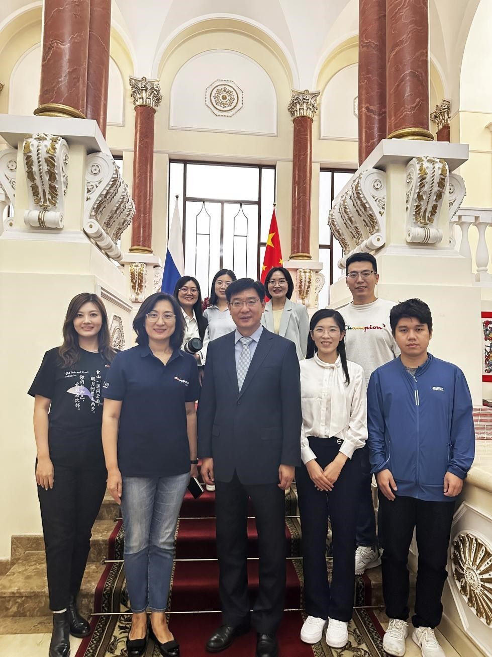 中國駐俄羅斯大使館公使銜文化參贊、莫斯科中國文化中心主任封立濤（前排中）與人民網(wǎng)記者合影。