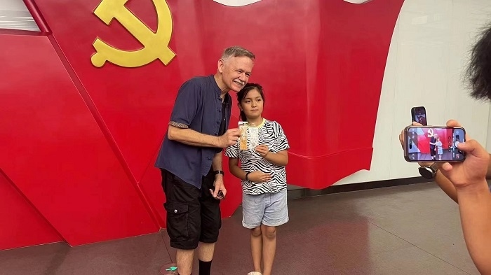 潘維廉和志愿講解員紀(jì)念合影。主辦方供圖