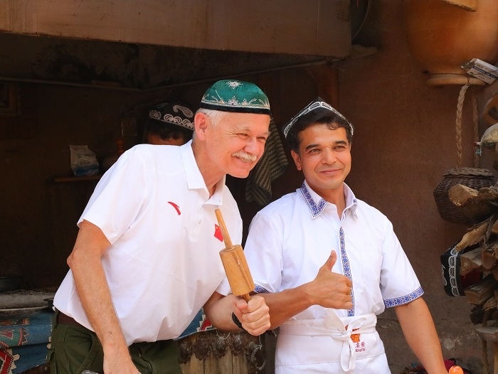 潘維廉和維吾爾族創(chuàng)業(yè)青年合影。主辦方供圖