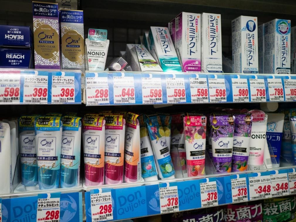 這是8月16日在日本東京新宿一商場拍攝的貨架。新華社記者張笑宇攝