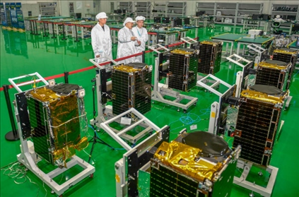 △2022年10月17日，位于吉林長春的長光衛(wèi)星技術(shù)股份有限公司科研人員在衛(wèi)星總裝測試大廳進行相關(guān)測試工作。