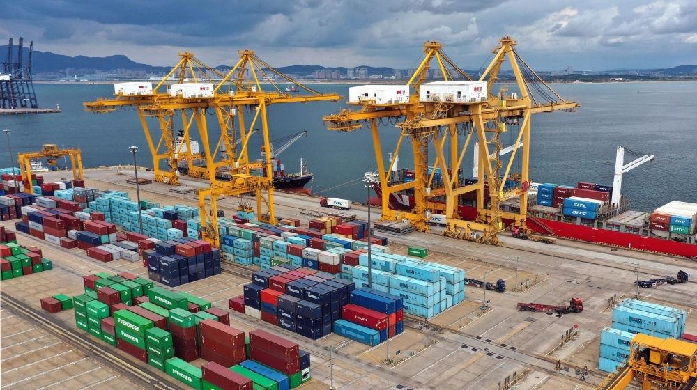 △在遼寧大連市遼寧港口集團大連港集裝箱碼頭，貨輪在裝卸集裝箱。