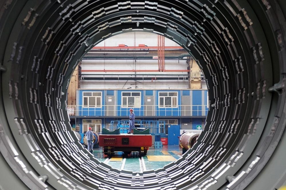 △2023年8月31日，工人在哈電集團哈爾濱電機廠有限責(zé)任公司的水電分廠重型車間作業(yè)。