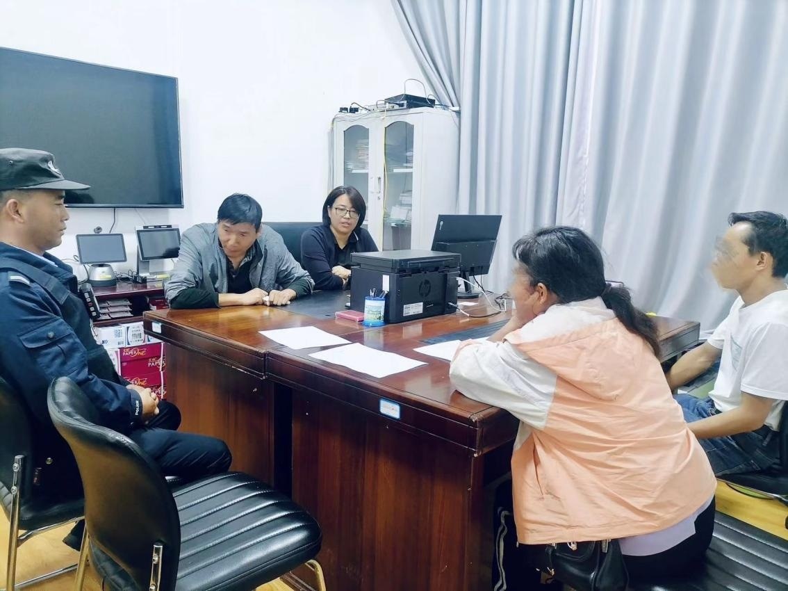 2023年8月4日，和立峰（左二）在調(diào)解一起家庭婚姻糾紛。受訪(fǎng)者供圖