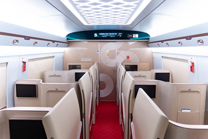 復(fù)興號(hào)亞運(yùn)智能動(dòng)車組列車。上海鐵路局融媒體中心供圖