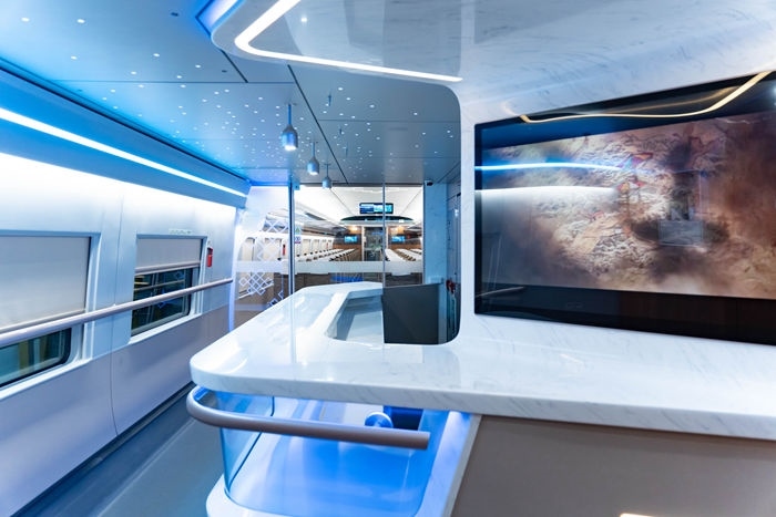 復(fù)興號(hào)亞運(yùn)智能動(dòng)車組列車車廂。上海鐵路局融媒體中心供圖