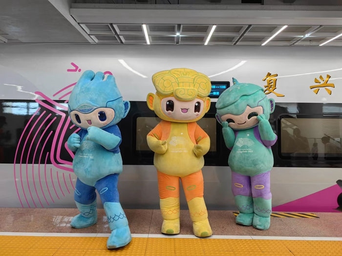 復(fù)興號(hào)亞運(yùn)智能動(dòng)車組列車車廂。上海鐵路局融媒體中心供圖