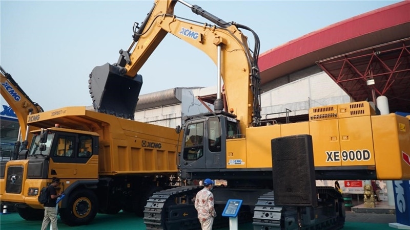 徐工集團(tuán)展出的90噸礦用挖掘機與80噸自卸車。石偉攝影