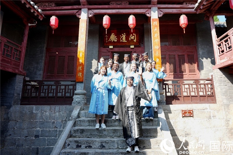 圖為選手們在海會書院內(nèi)合影留念。人民網(wǎng) 盧鵬宇攝