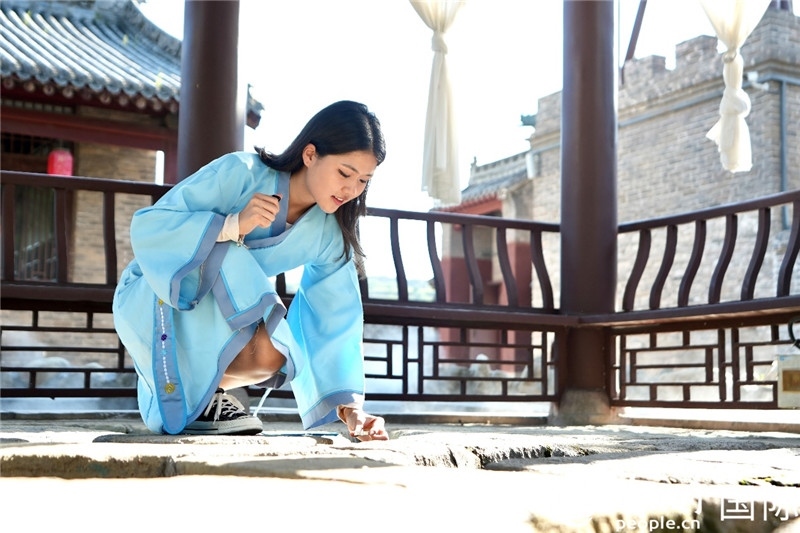 圖為選手在“曲水流觴亭”將“桃心”蠟燭放入渠中。人民網(wǎng) 盧鵬宇攝