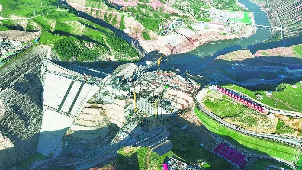 瑪爾擋水電站項(xiàng)目建設(shè)現(xiàn)場。國家能源集團(tuán)青?，敔枔跛娬竟﹫D