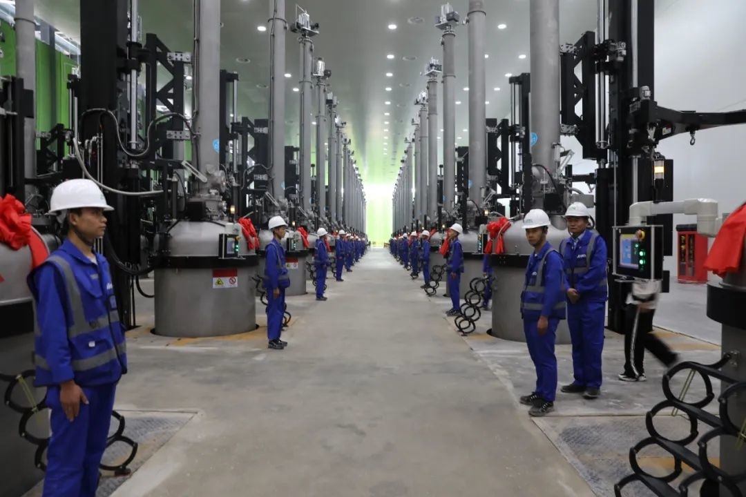 晶科能源二期20GW拉棒切方項(xiàng)目投產(chǎn)現(xiàn)場。南川工業(yè)園區(qū)管委會(huì)供圖