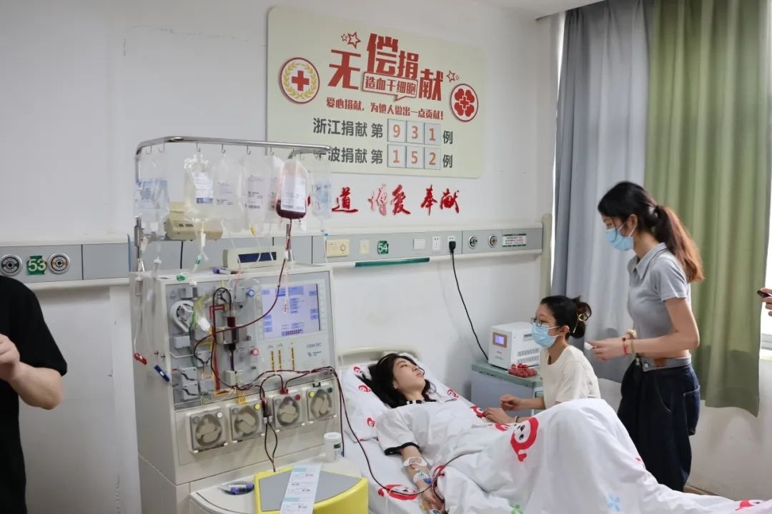 陸冰冰（右三）捐獻(xiàn)185毫升造血干細(xì)胞。受訪者供圖