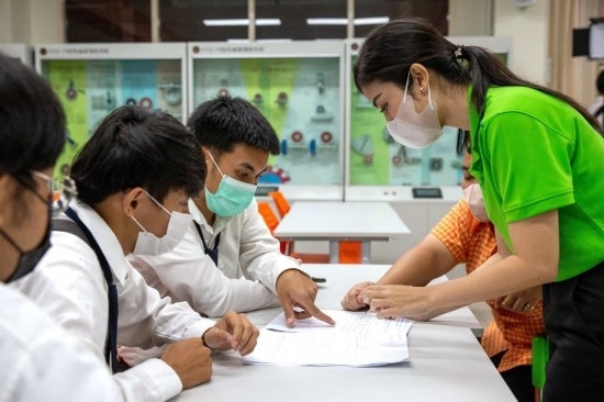 3月14日，在泰國(guó)大城府大城技術(shù)學(xué)院魯班工坊，教師（右一）給學(xué)生上課。新華社記者 王騰 攝