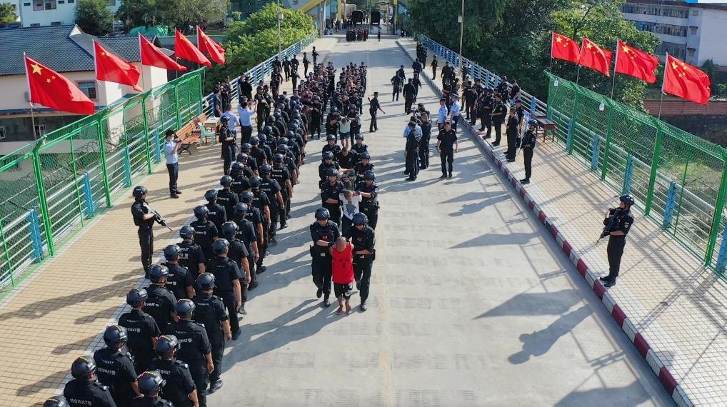 圖為涉詐犯罪嫌疑人移交我方。