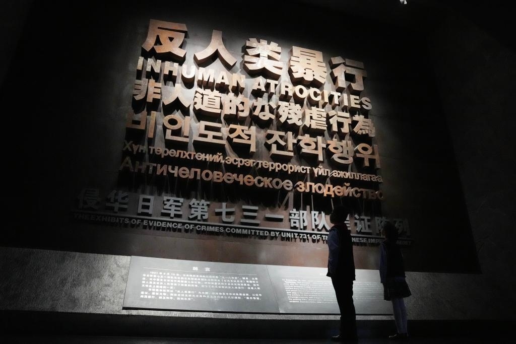 9月18日，青少年在侵華日軍第七三一部隊(duì)罪證陳列館內(nèi)參觀。新華社記者 王建威 攝