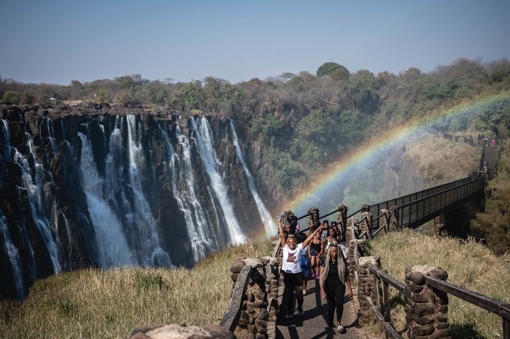 8月21日，游客在贊比亞觀賞維多利亞瀑布景色。