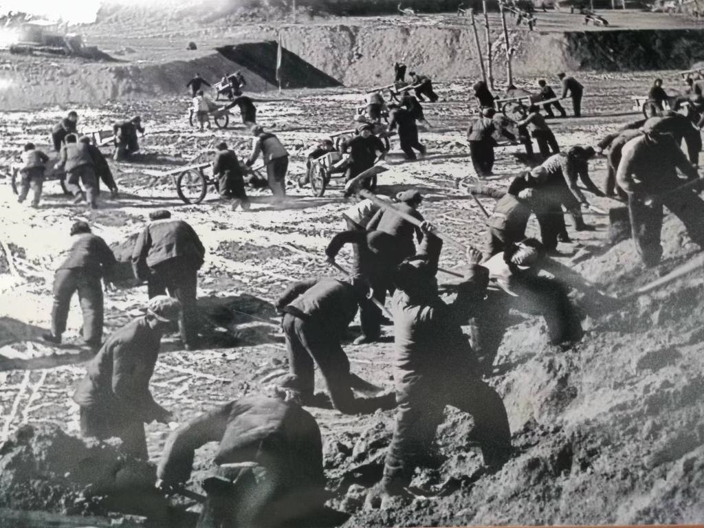 20世紀(jì)70年代，高西溝人治理水土流失場景。（資料圖片）