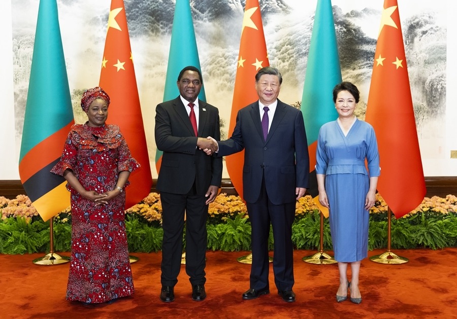 這是會(huì)談前，習(xí)近平主席和夫人彭麗媛同希奇萊馬總統(tǒng)和夫人穆廷塔合影。