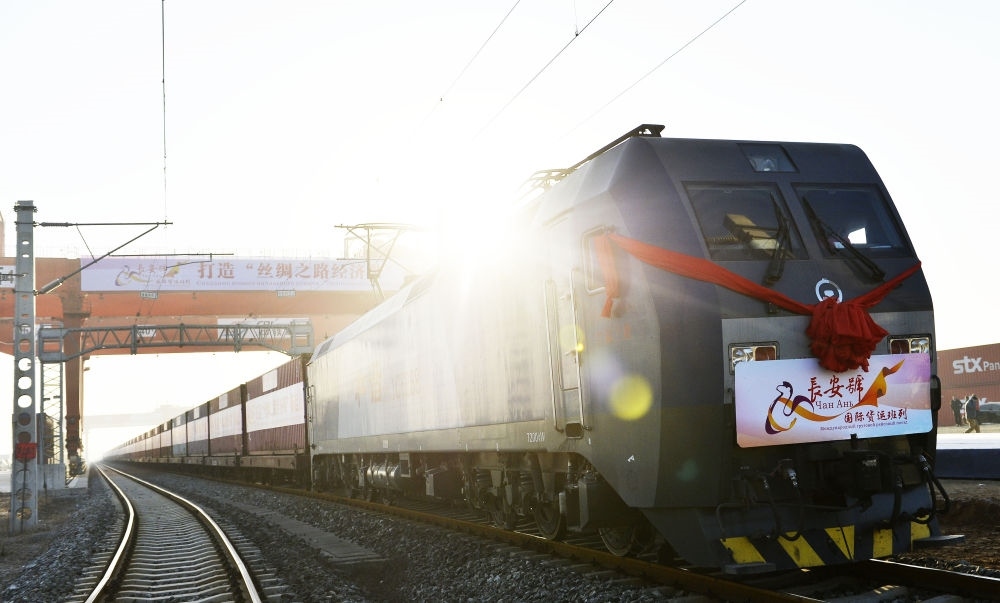 2013年11月28日，首趟由西安發(fā)往哈薩克斯坦阿拉木圖的長安號國際貨運列車等待出發(fā)。新華社記者 劉瀟 攝