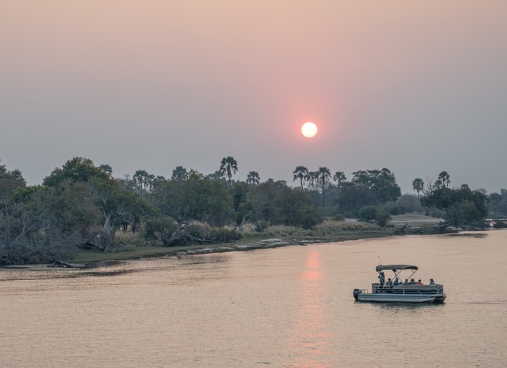 8月23日，在贊比亞拍攝的贊比西河上的游船。