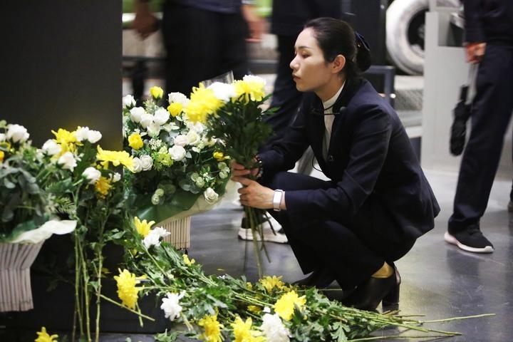 9月18日，工作人員在侵華日軍第七三一部隊(duì)罪證陳列館整理花束。新華社記者 石楓 攝