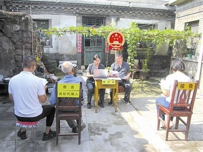 圖②：法庭在農(nóng)家小院開展巡回審判。