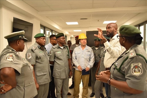 萊基港員工向海關工作人員講解掃描儀使用方法。受訪者供圖