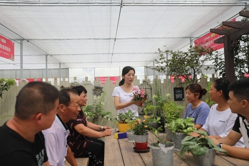 李敏向村民講授花木直播經(jīng)驗(yàn)。受訪者供圖