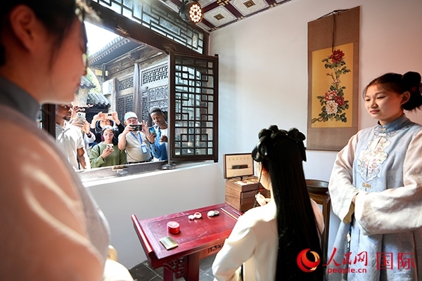 選手們觀看表演。人民網(wǎng) 盧鵬宇攝