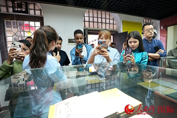 選手們認真聆聽導游講解。人民網(wǎng) 盧鵬宇攝