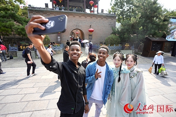 兩對雙胞胎偶遇合影。人民網(wǎng) 盧鵬宇攝